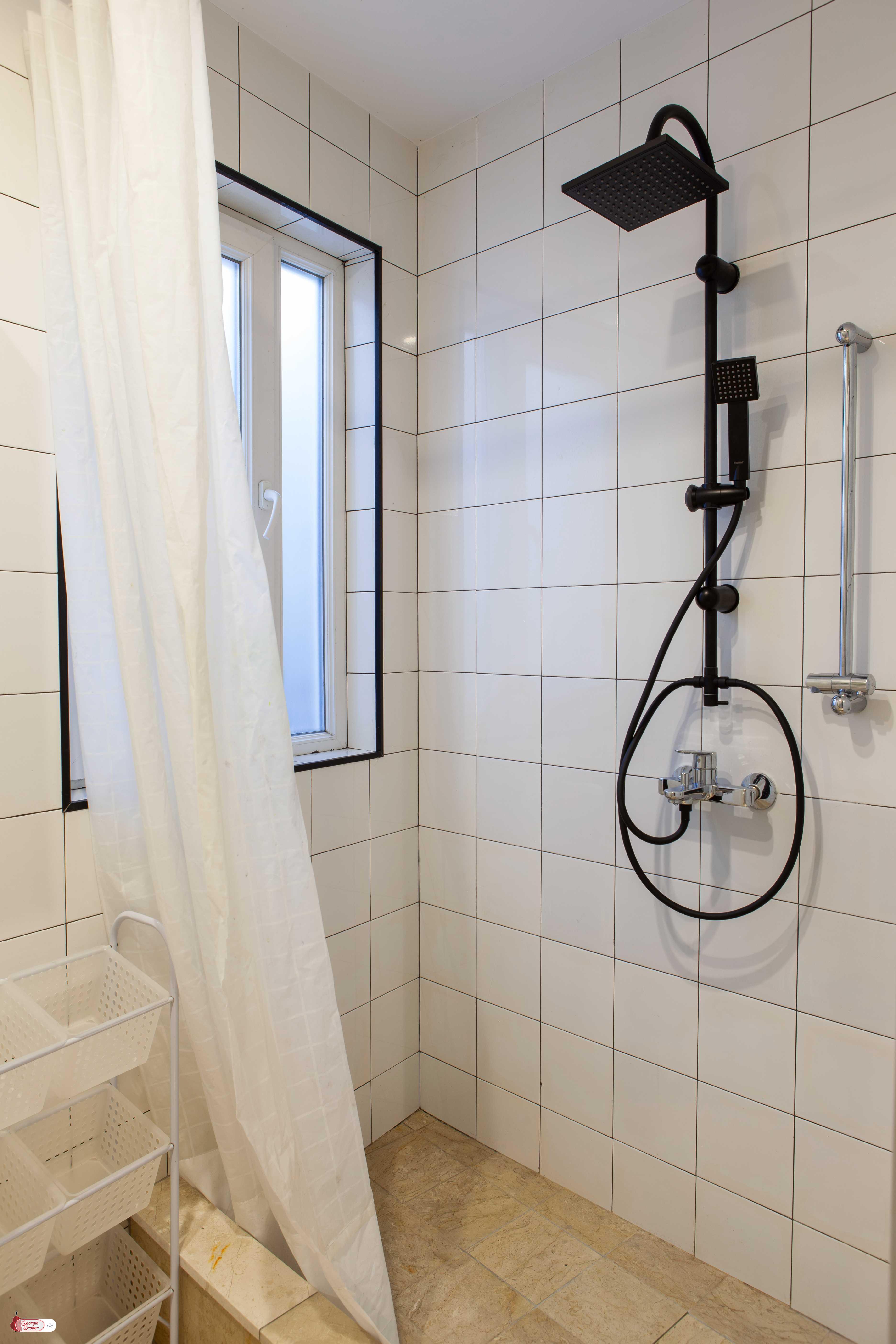 ქირავდება ახალი გარემონტებული 7 ოთახიანი სახლი მეტრო რუსთაველთან