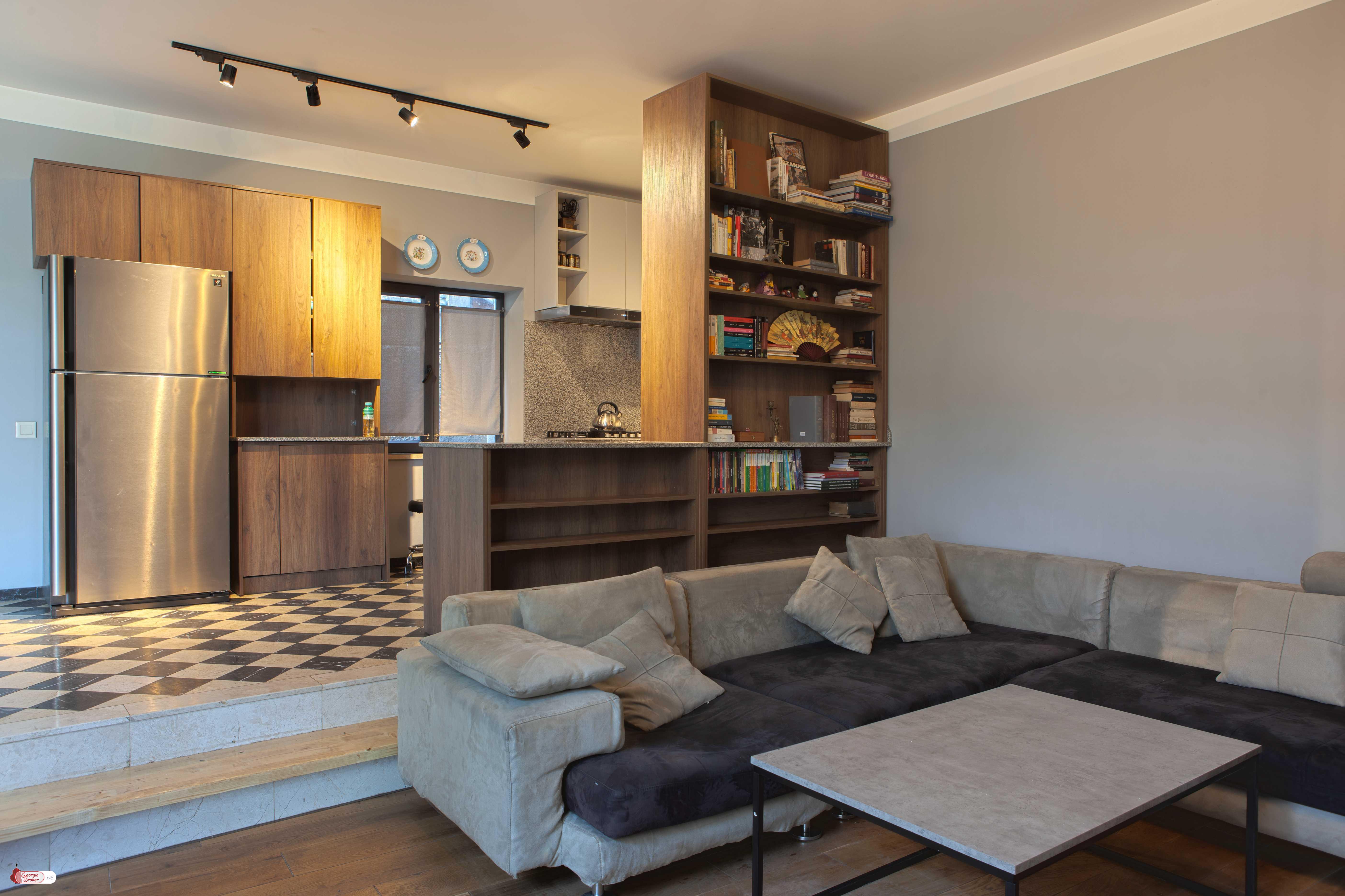 ქირავდება ახალი გარემონტებული 7 ოთახიანი სახლი მეტრო რუსთაველთან