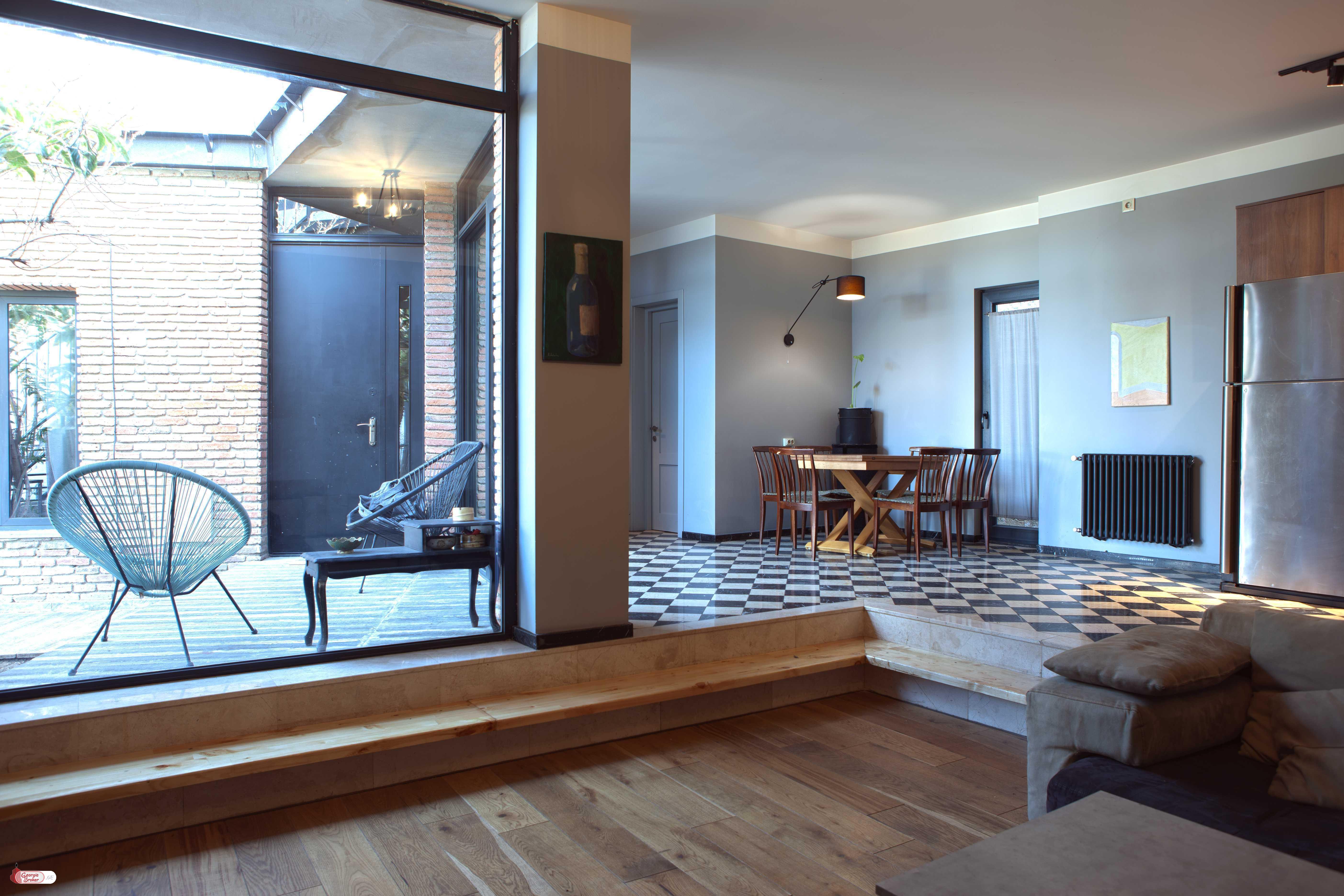 ქირავდება ახალი გარემონტებული 7 ოთახიანი სახლი მეტრო რუსთაველთან