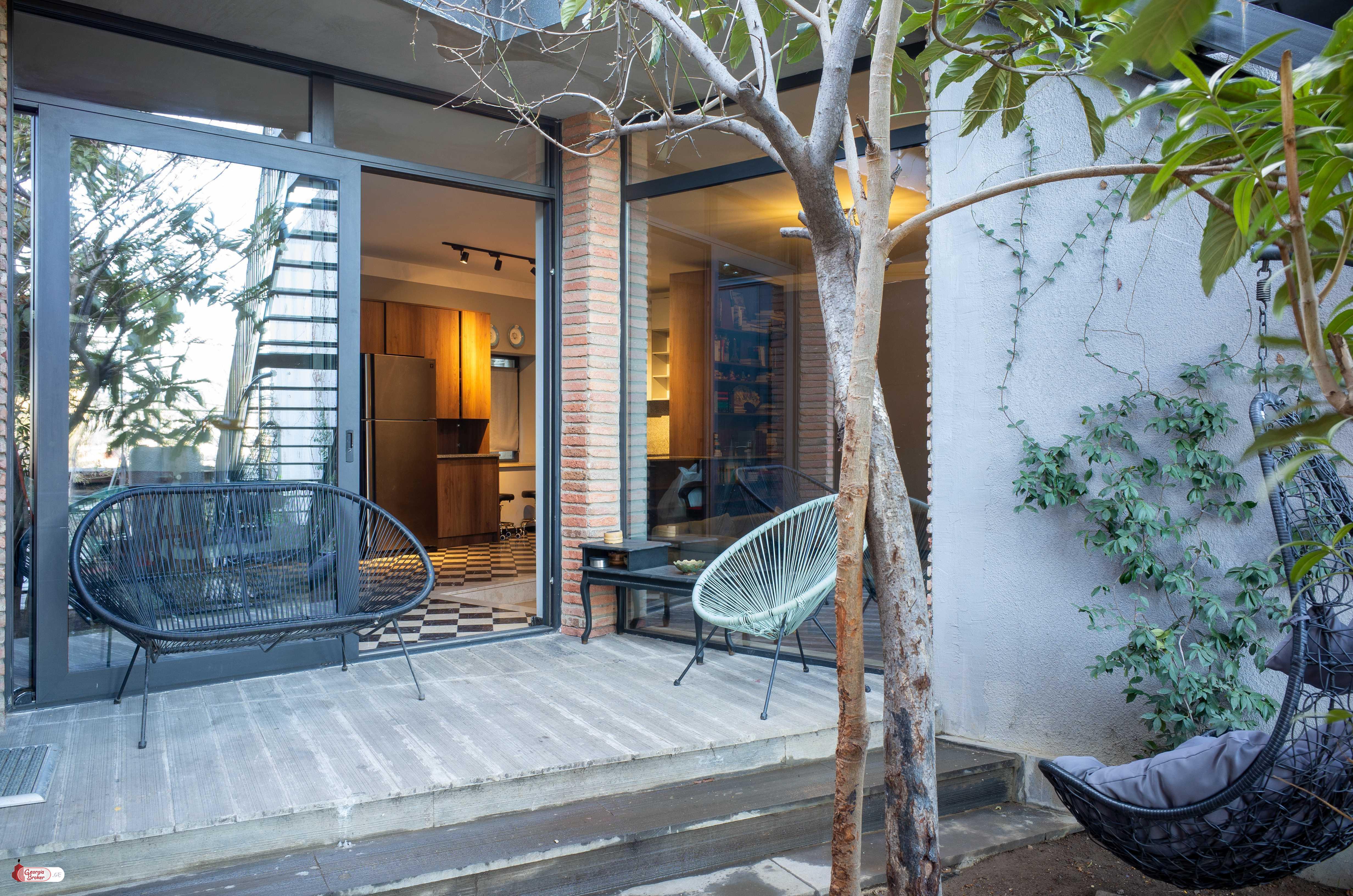 ქირავდება ახალი გარემონტებული 7 ოთახიანი სახლი მეტრო რუსთაველთან