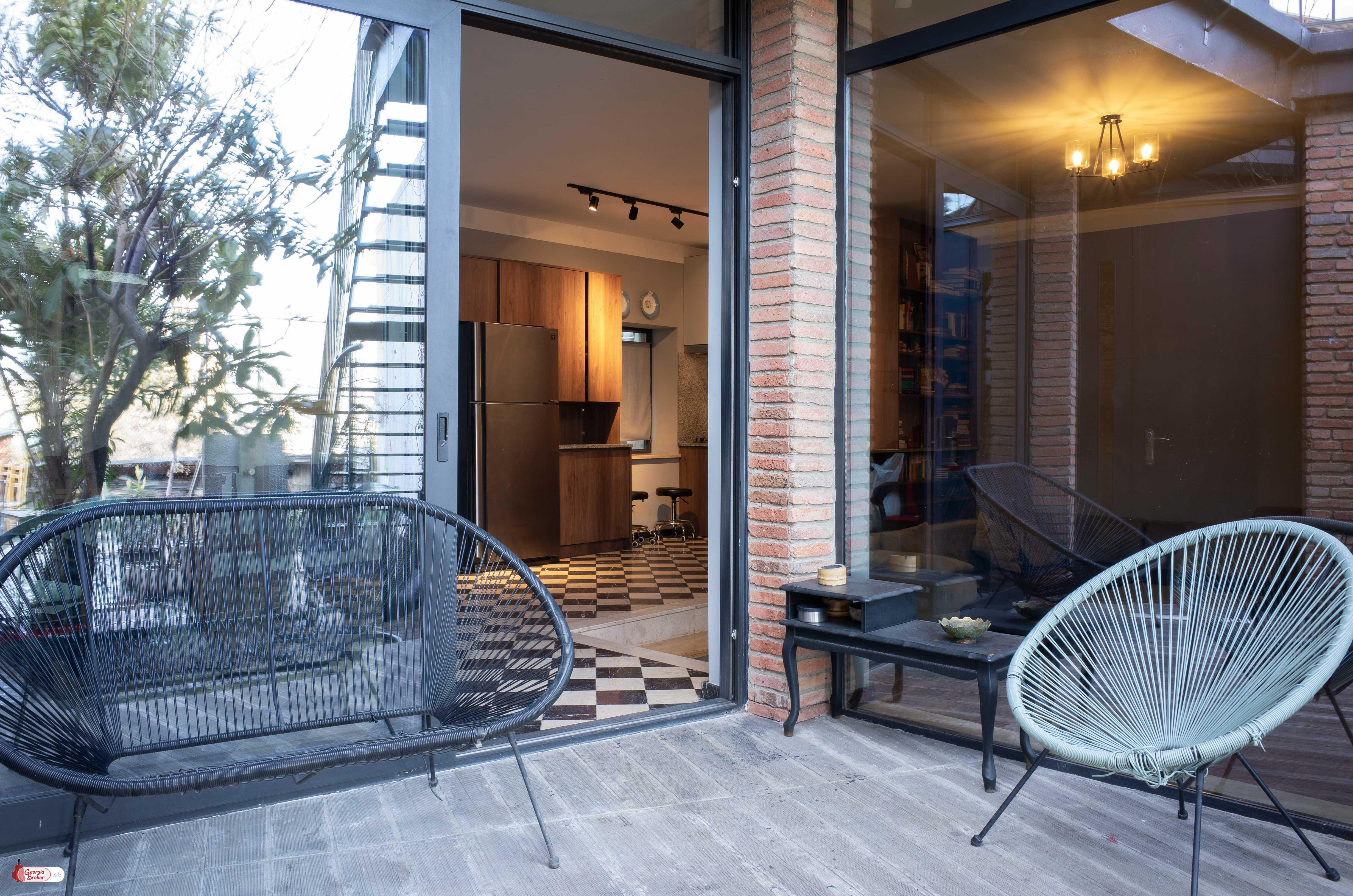 ქირავდება ახალი გარემონტებული 7 ოთახიანი სახლი მეტრო რუსთაველთან