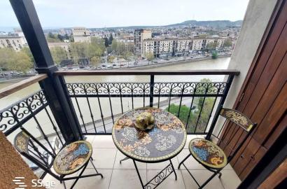 продается квартира с новым ремонтом 4-комнаты