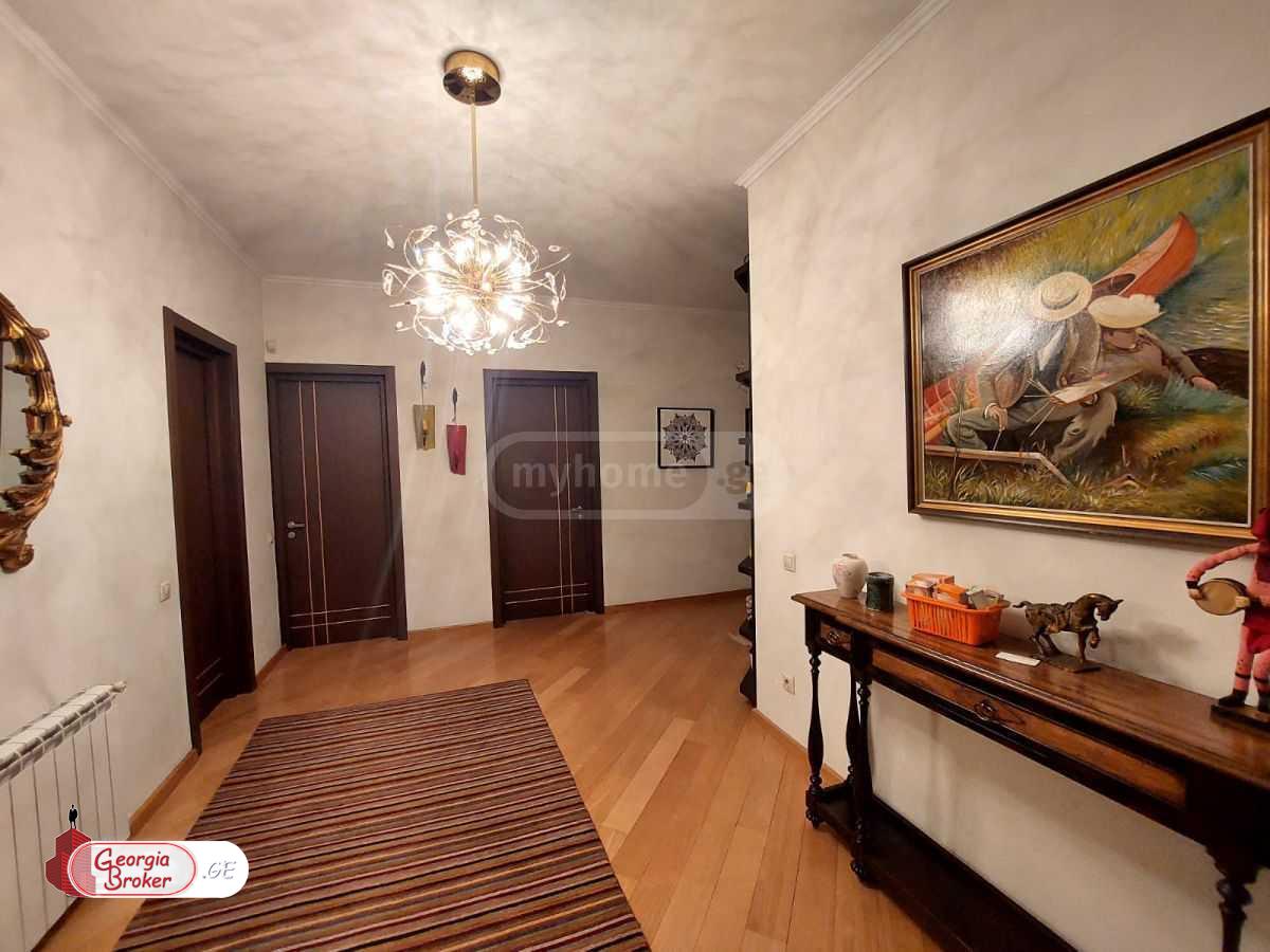 продается квартира с новым ремонтом 4-комнаты