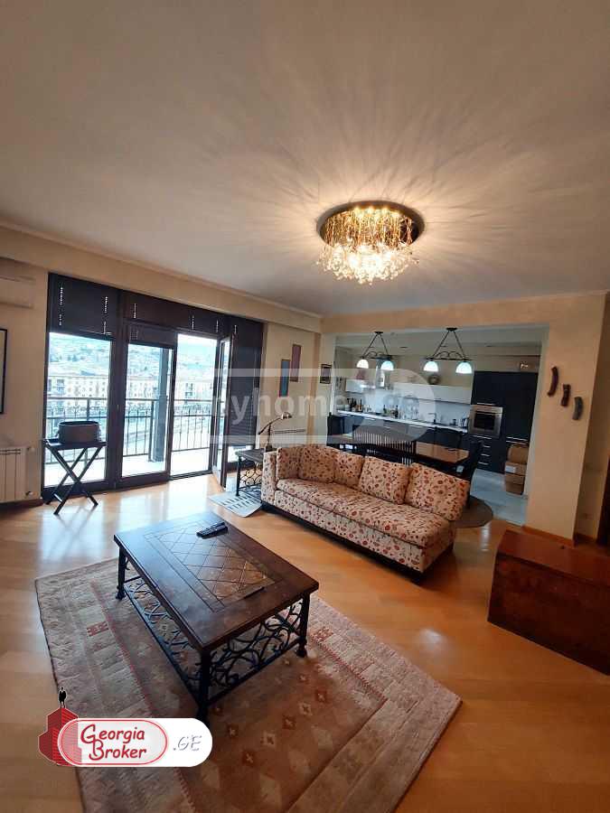 продается квартира с новым ремонтом 4-комнаты