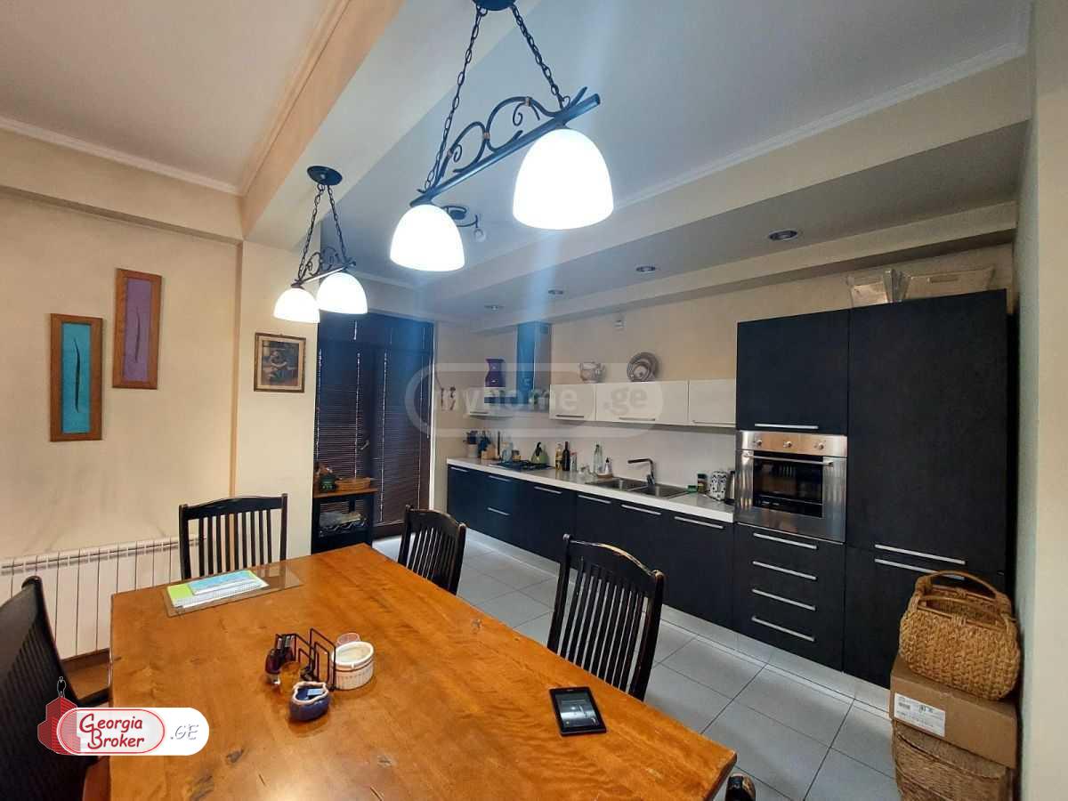 продается квартира с новым ремонтом 4-комнаты