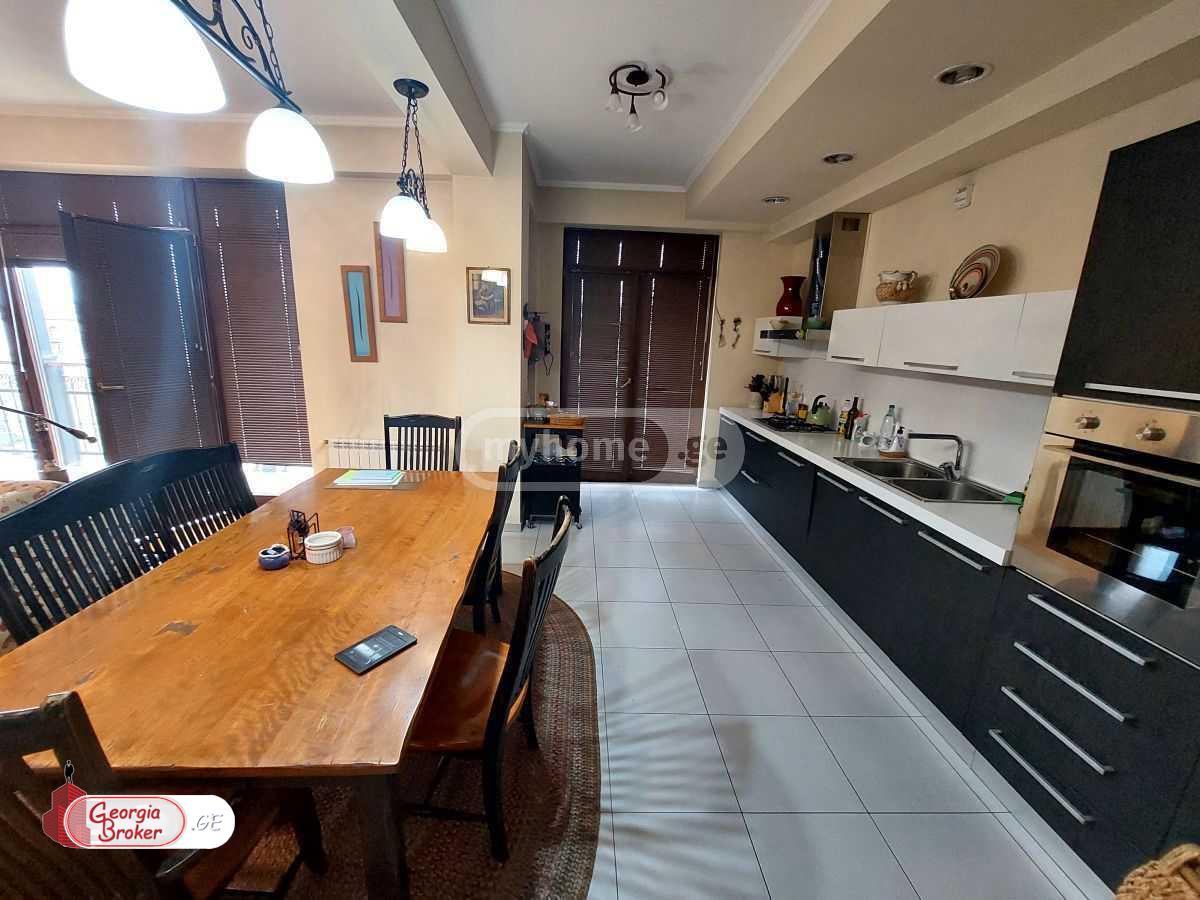 продается квартира с новым ремонтом 4-комнаты