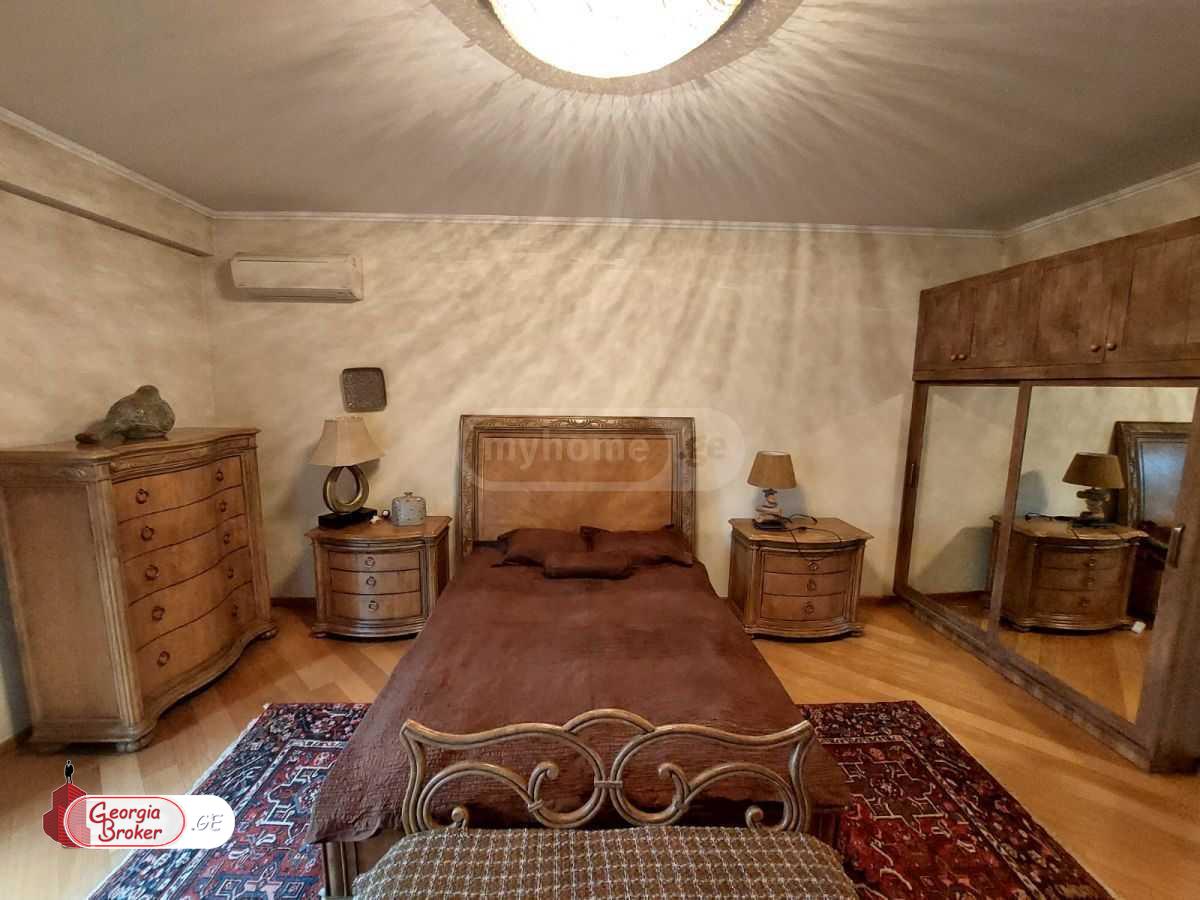 продается квартира с новым ремонтом 4-комнаты