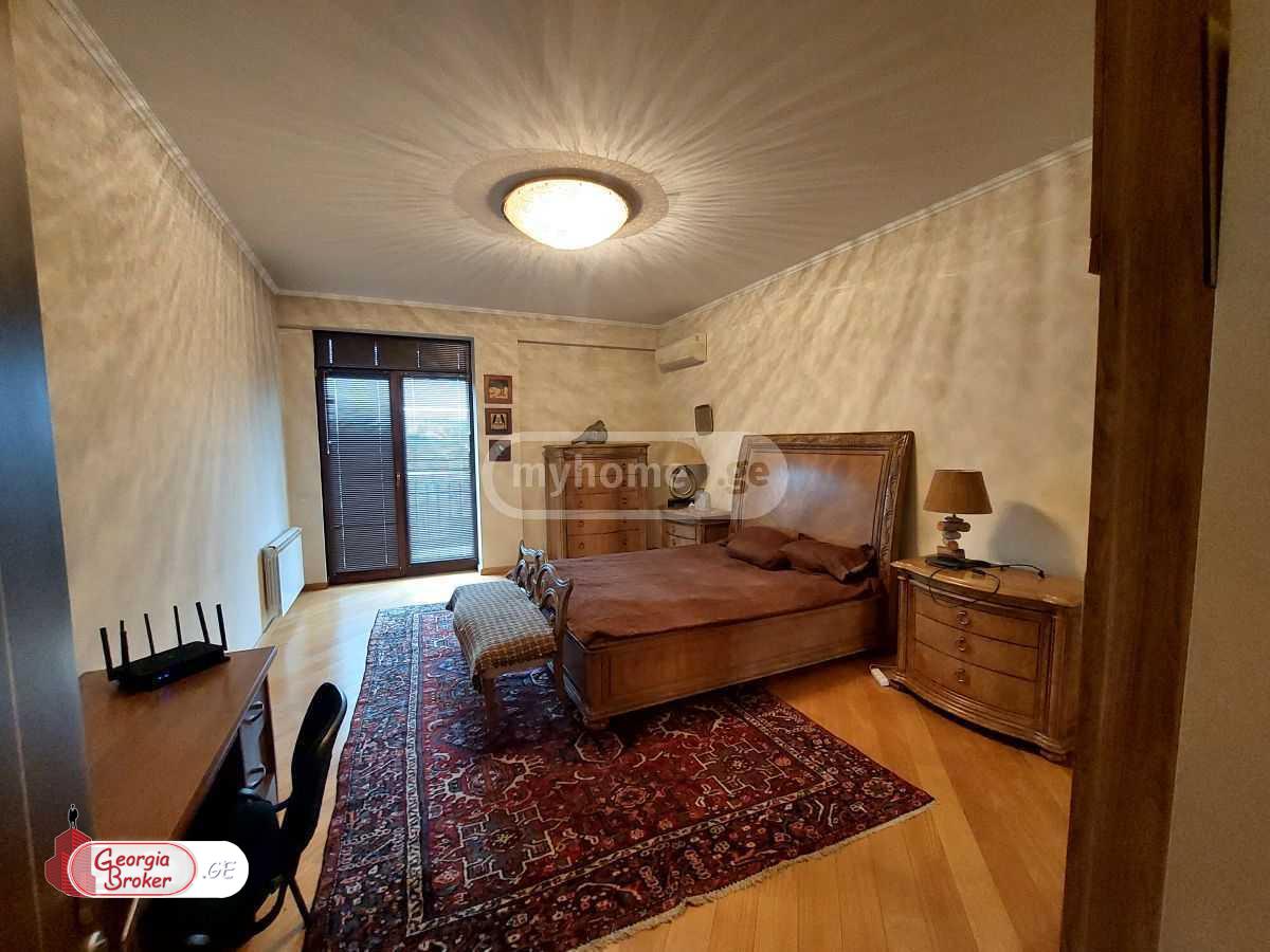 продается квартира с новым ремонтом 4-комнаты