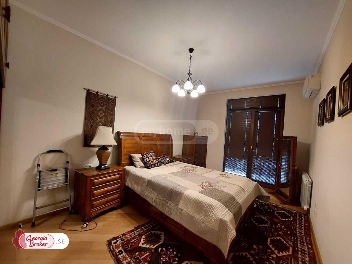 продается квартира с новым ремонтом 4-комнаты