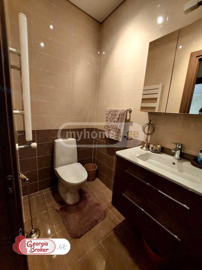 продается квартира с новым ремонтом 4-комнаты