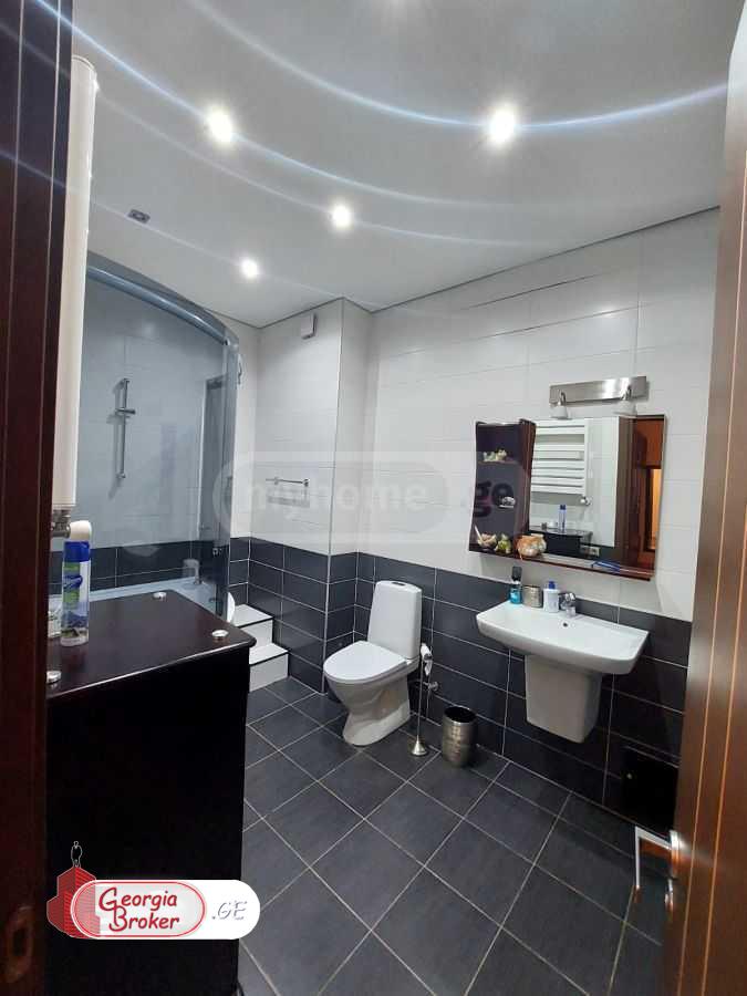 продается квартира с новым ремонтом 4-комнаты