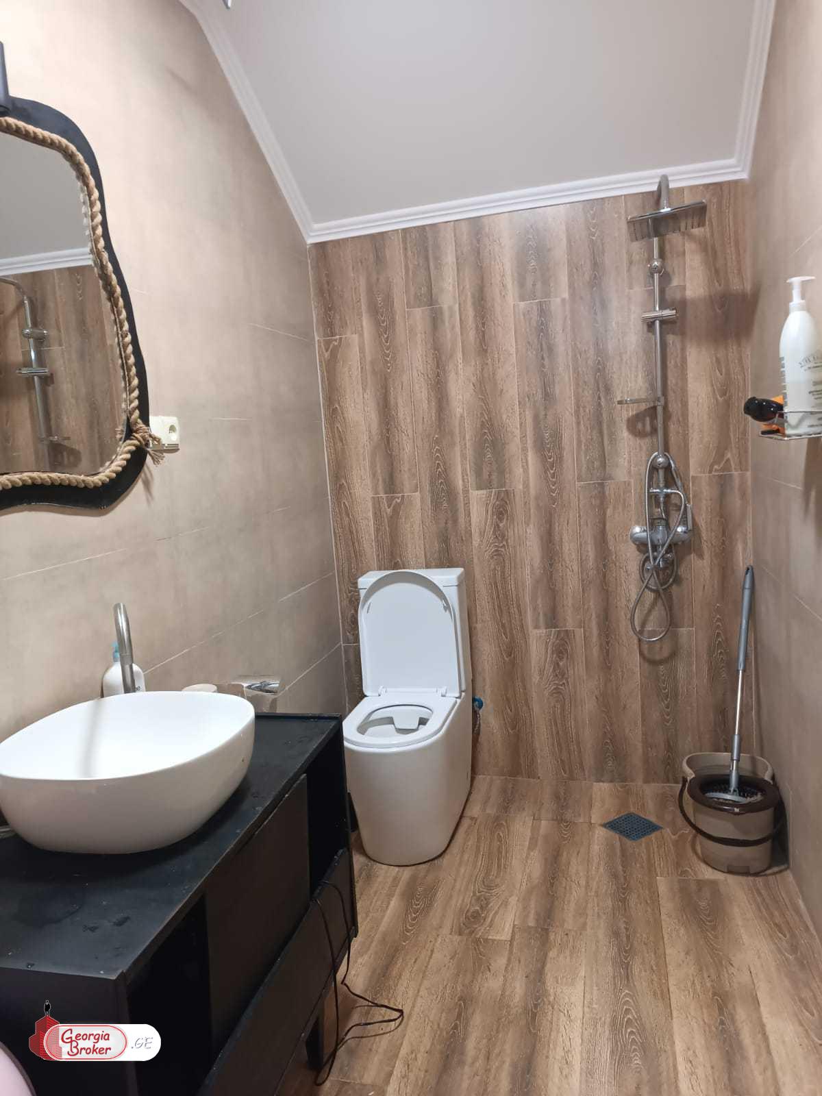 продается дом с новым ремонтом 6-комнат