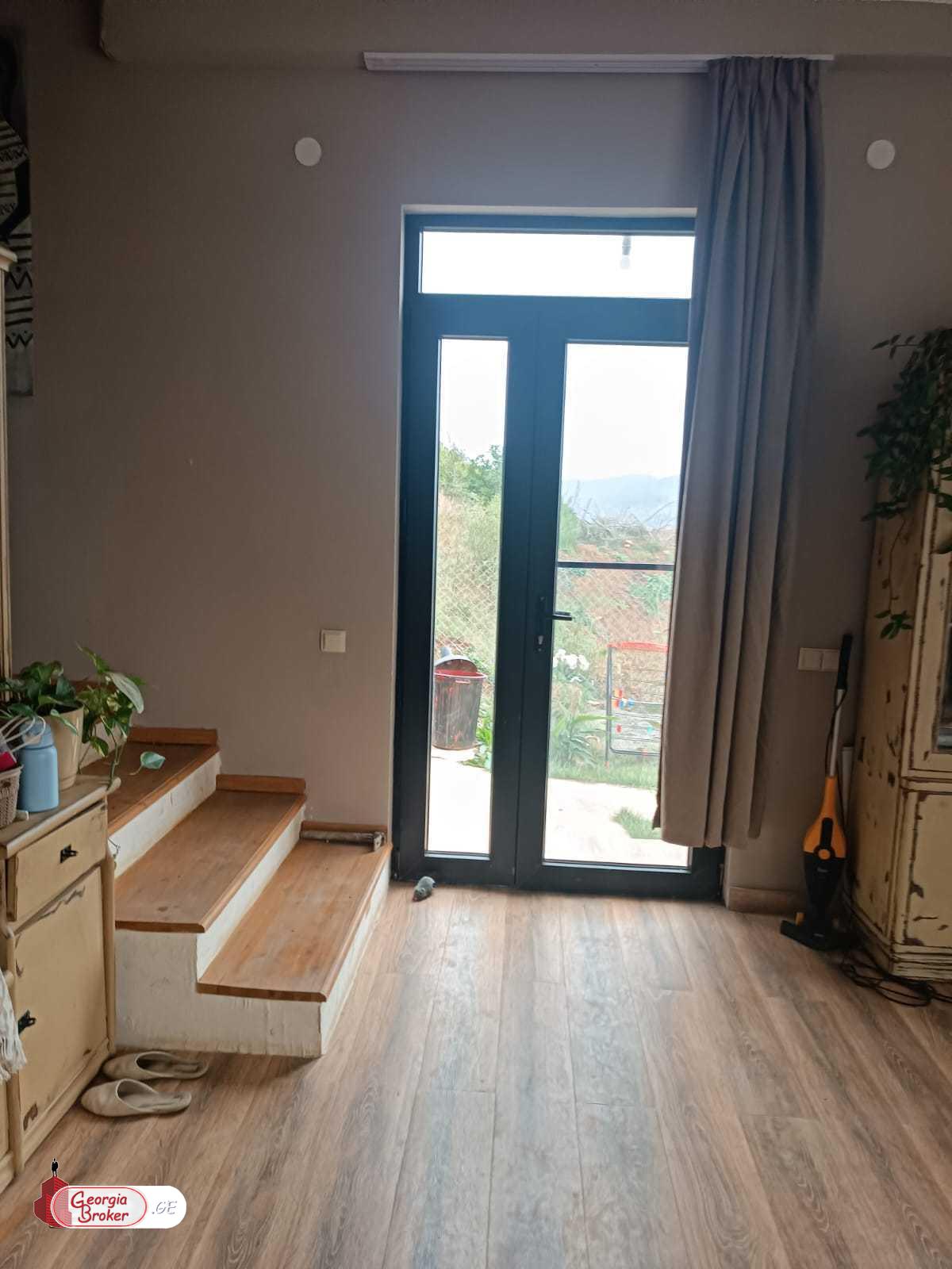 продается дом с новым ремонтом 6-комнат