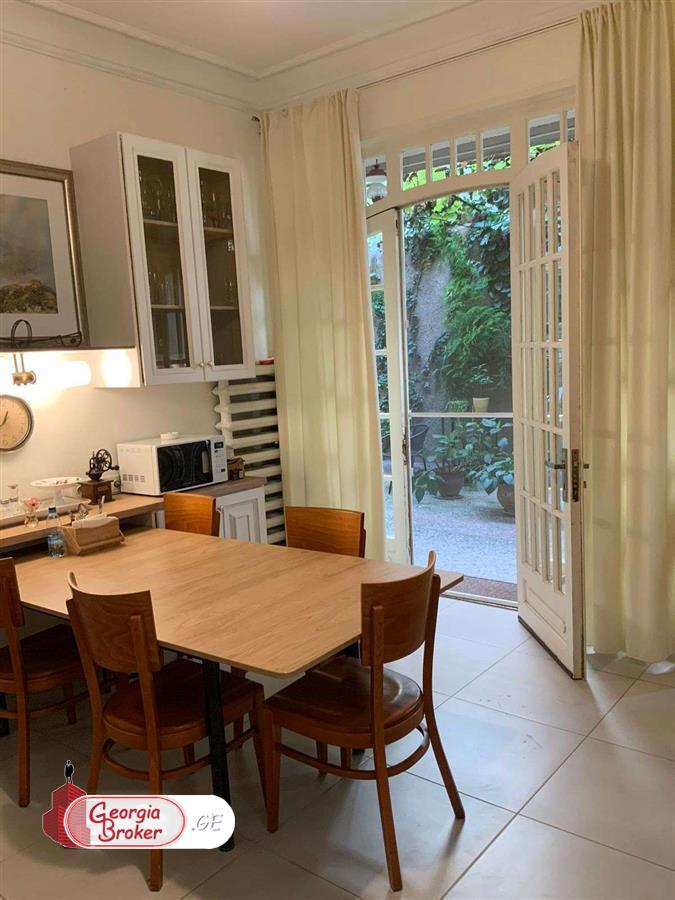 იყიდება ახალი გარემონტებული 10 ოთახიანი სახლი ვაკეში