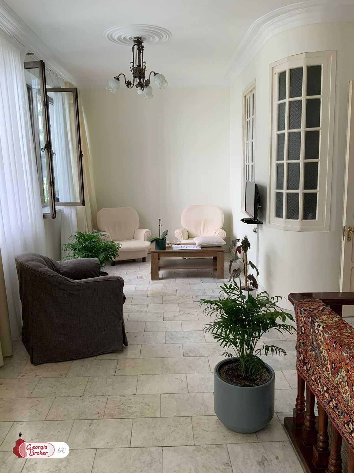 იყიდება ახალი გარემონტებული 10 ოთახიანი სახლი ვაკეში