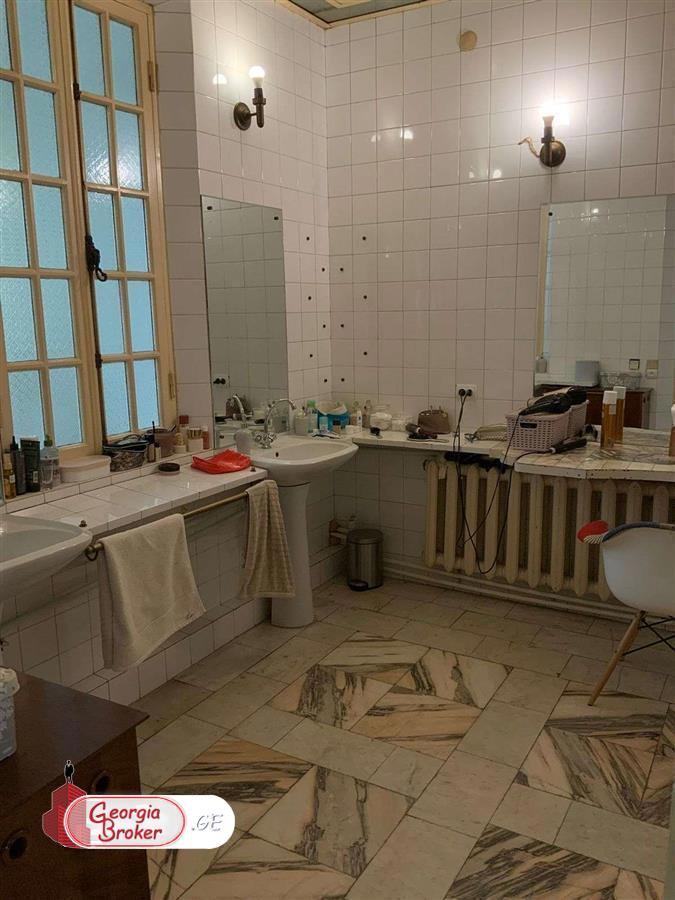 იყიდება ახალი გარემონტებული 10 ოთახიანი სახლი ვაკეში