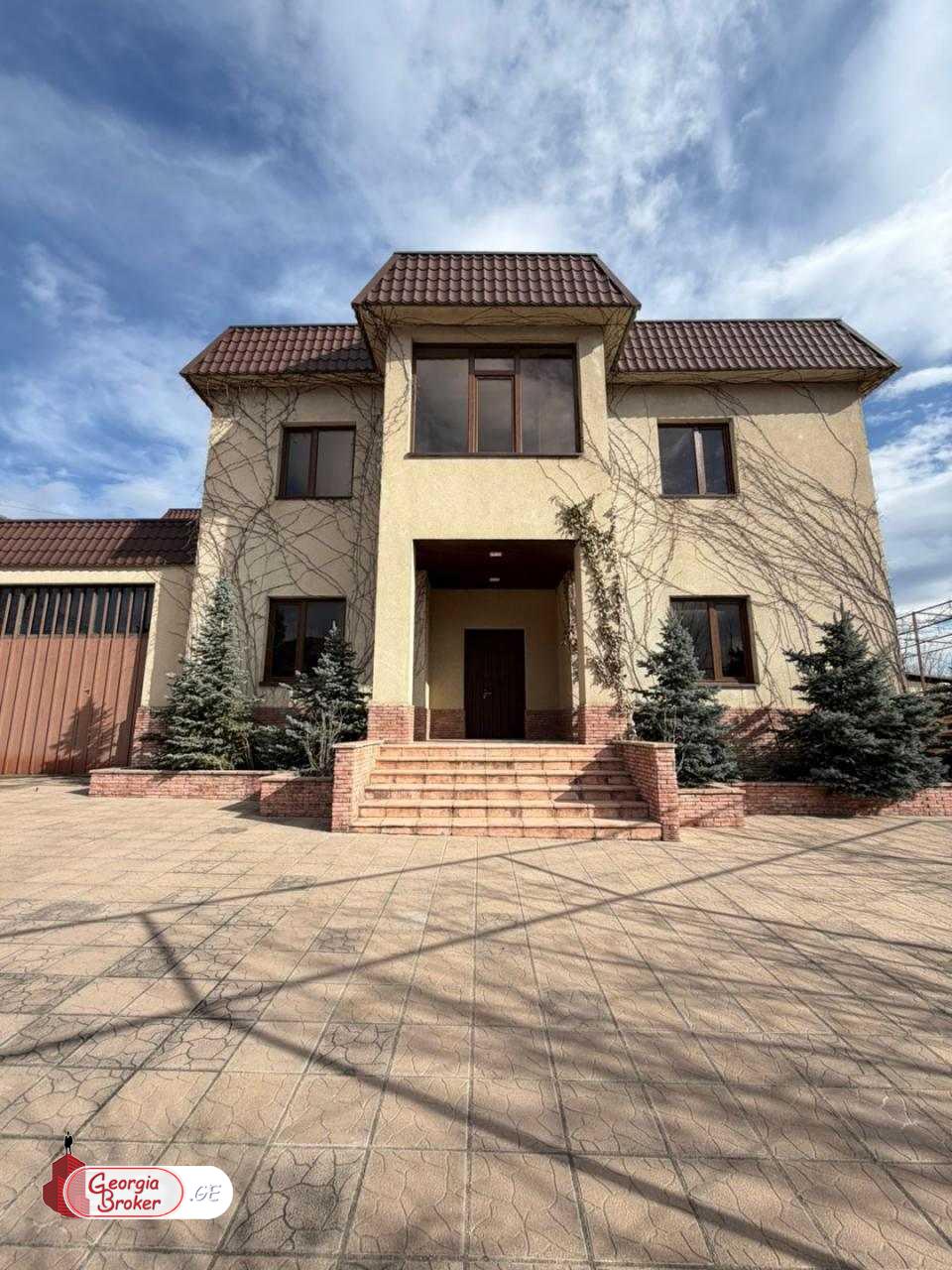 იყიდება ახალი გარემონტებული 14 ოთახიანი  რეზიდენცია წიწამურში