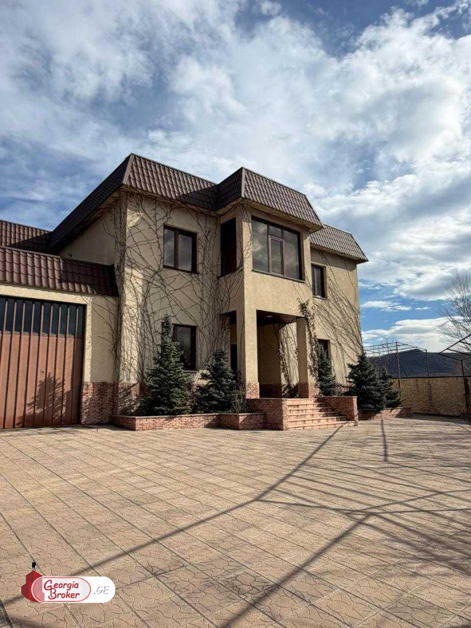 იყიდება ახალი გარემონტებული 14 ოთახიანი  რეზიდენცია წიწამურში