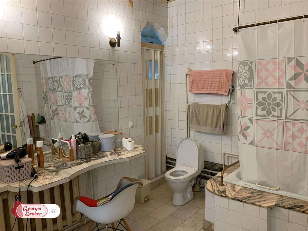 იყიდება ახალი გარემონტებული 10 ოთახიანი სახლი ვაკეში