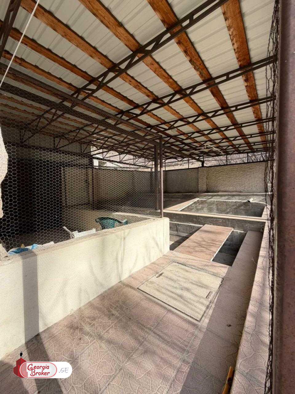 იყიდება ახალი გარემონტებული 14 ოთახიანი  რეზიდენცია წიწამურში