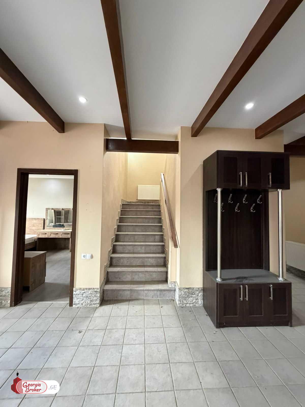 იყიდება ახალი გარემონტებული 14 ოთახიანი  რეზიდენცია წიწამურში