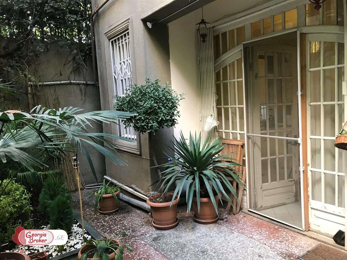 იყიდება ახალი გარემონტებული 10 ოთახიანი სახლი ვაკეში