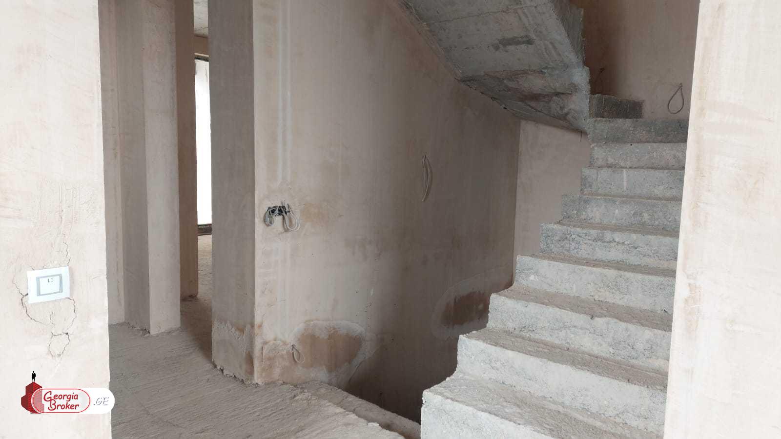 იყიდება ახალი აშენებული 6 ოთახიანი   აგარაკი საგურამოში