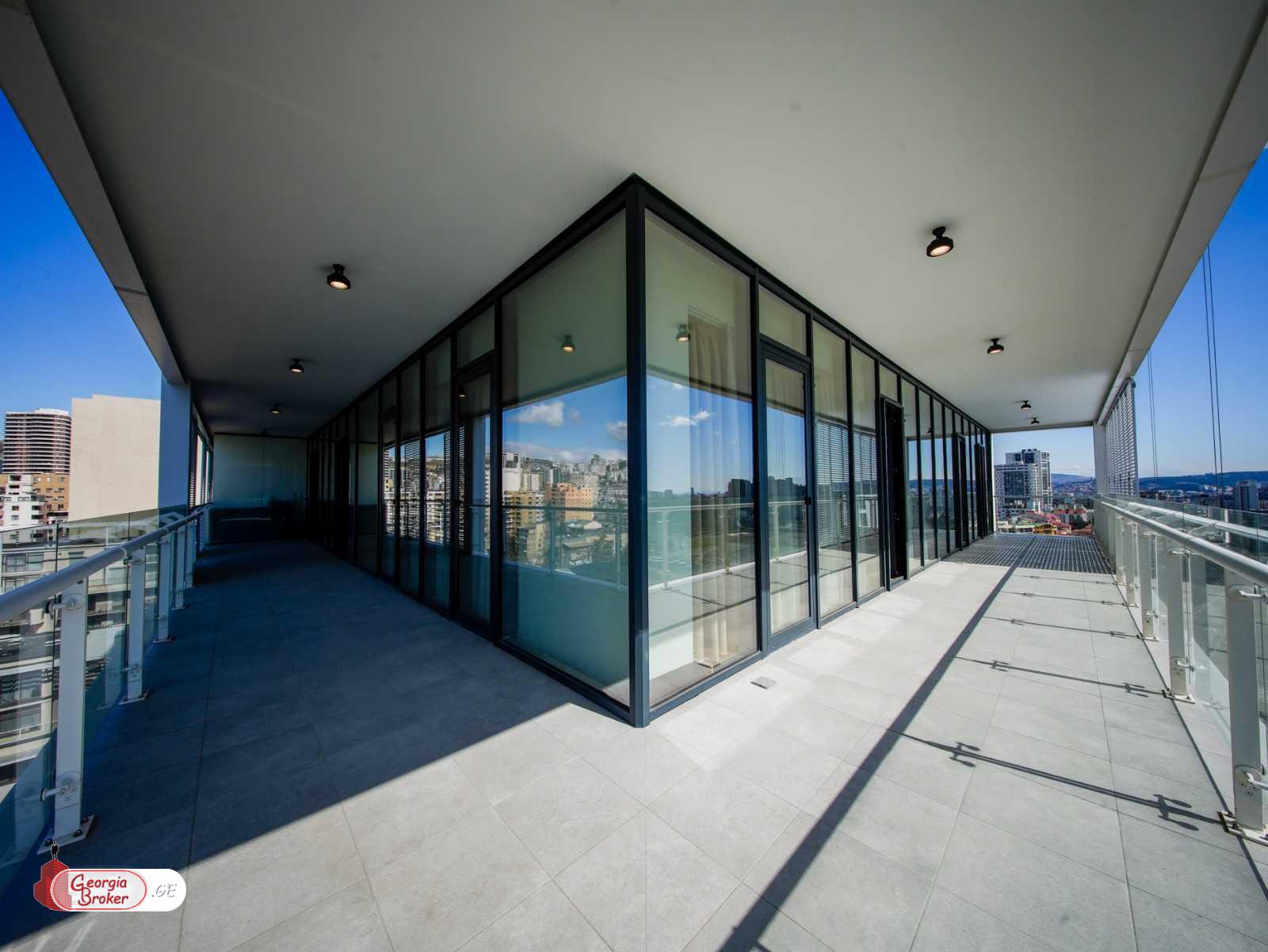 продается квартира с новым ремонтом 5-комнат