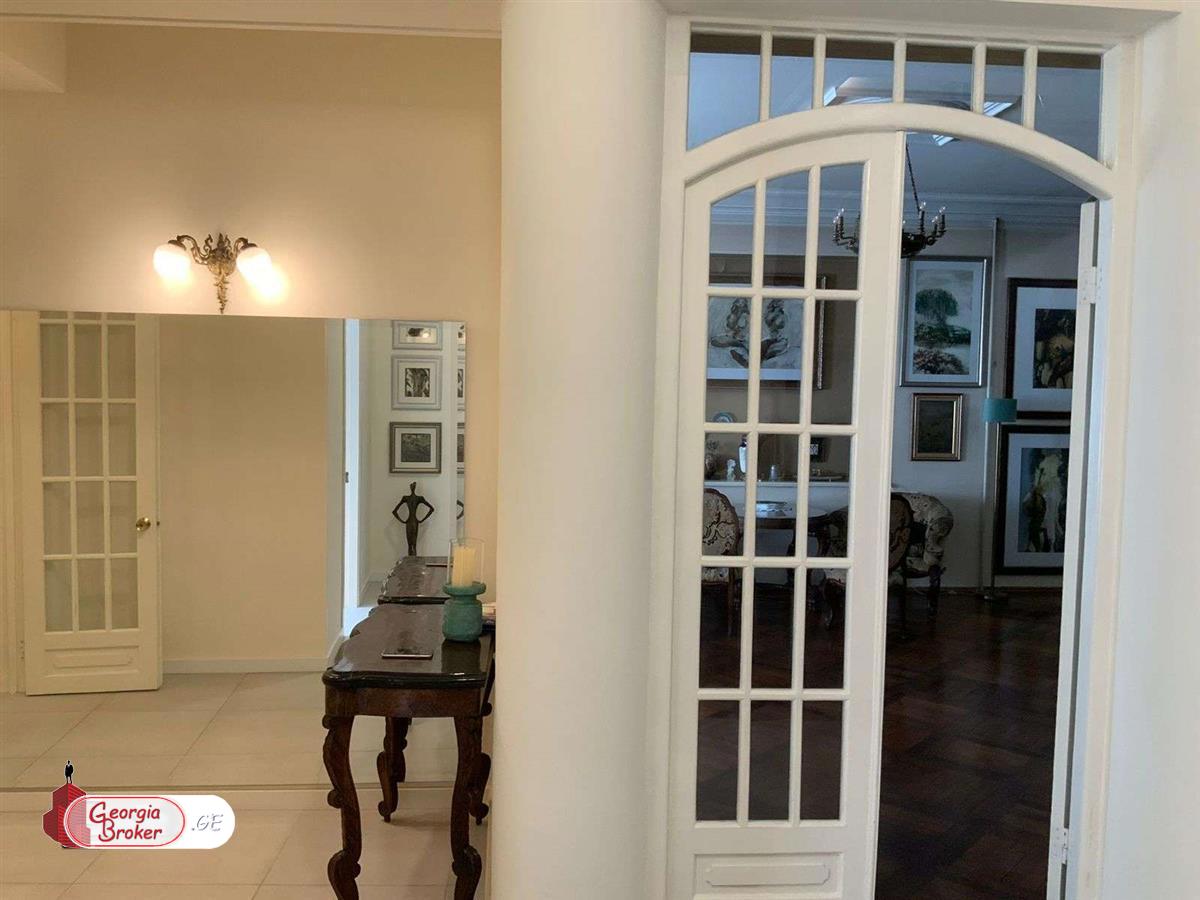 იყიდება ახალი გარემონტებული 10 ოთახიანი სახლი ვაკეში