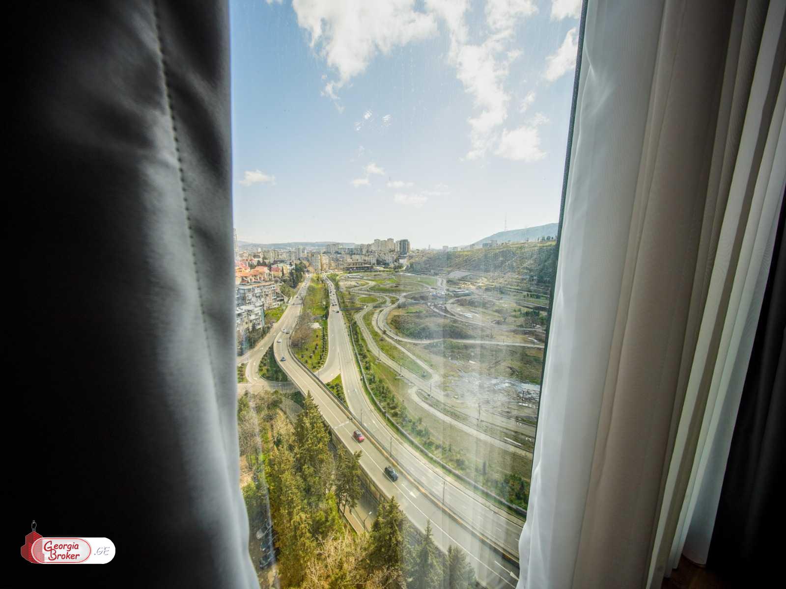 продается квартира с новым ремонтом 5-комнат