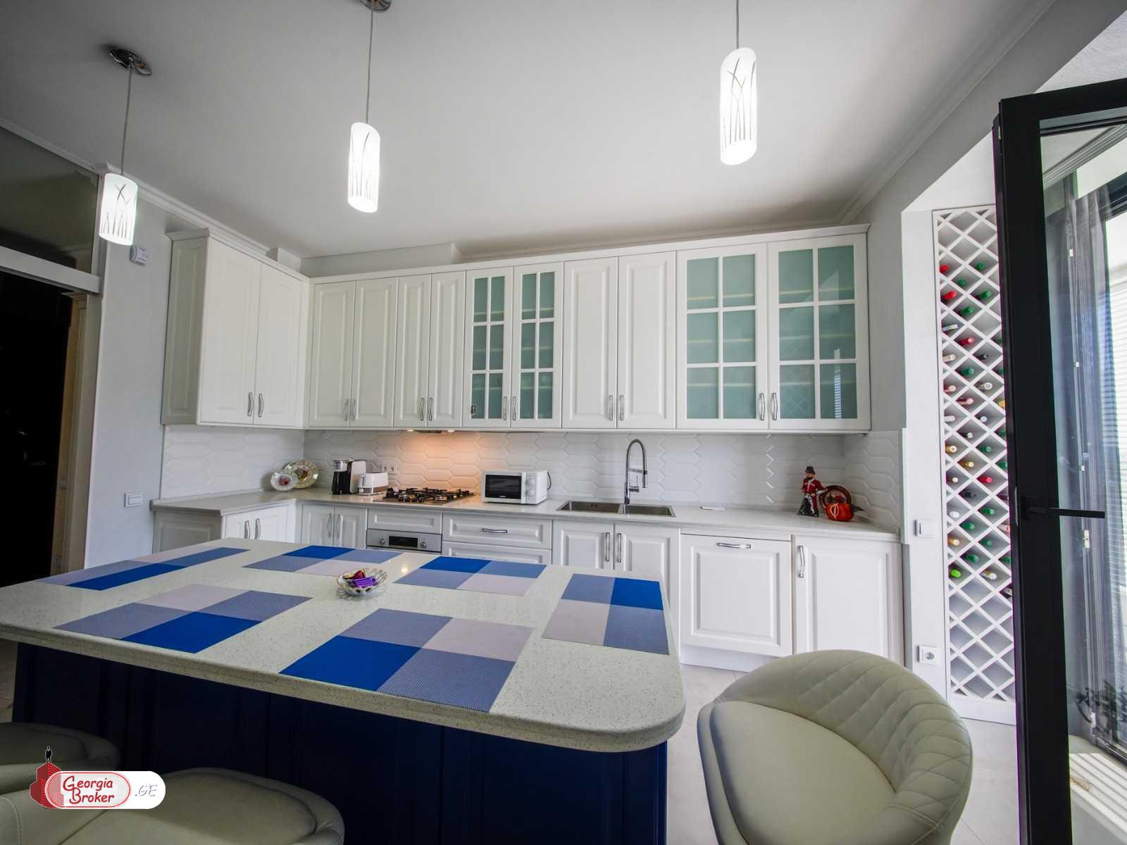 продается квартира с новым ремонтом 5-комнат