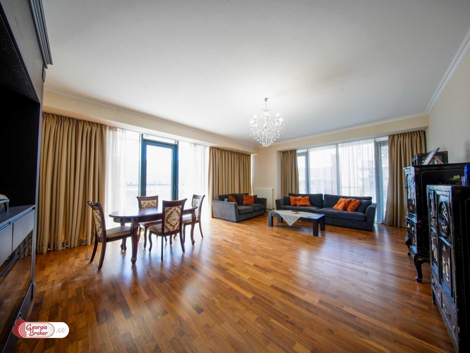 продается квартира с новым ремонтом 5-комнат