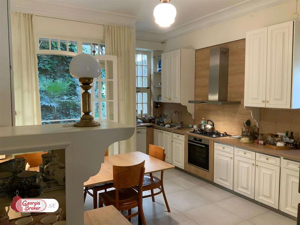 იყიდება ახალი გარემონტებული 10 ოთახიანი სახლი ვაკეში