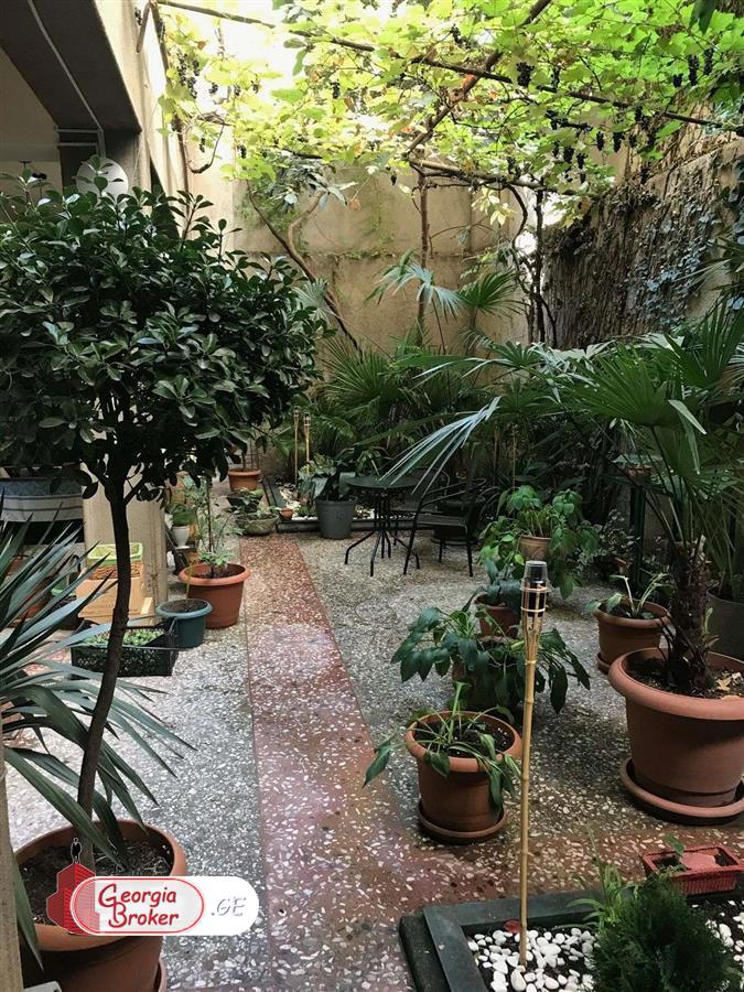 იყიდება ახალი გარემონტებული 10 ოთახიანი სახლი ვაკეში