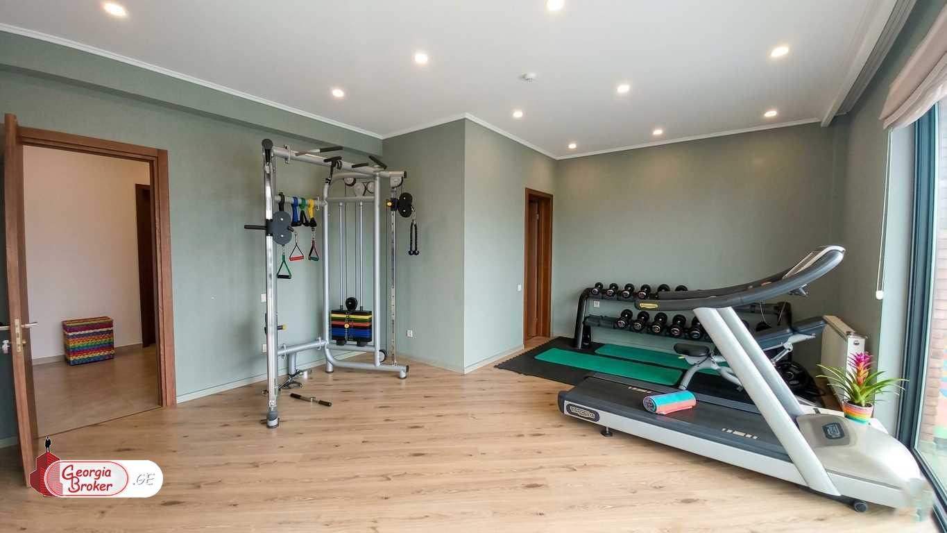 в аренду дом с новым ремонтом 14-комнат