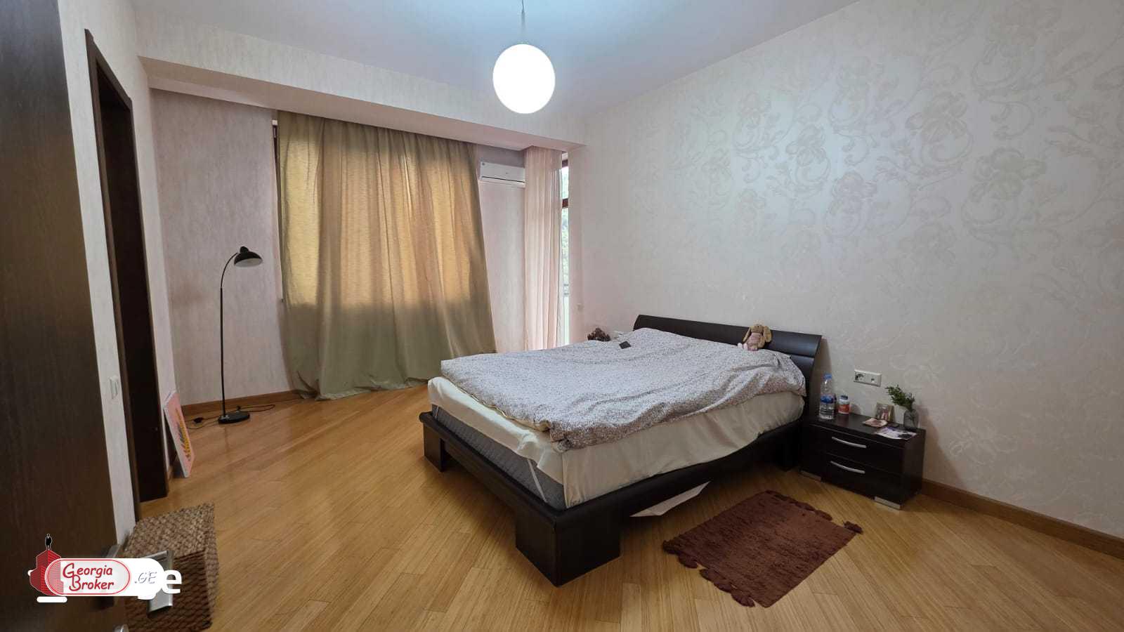 იყიდება ახალი გარემონტებული 5 ოთახიანი ბინა  ვაკის პარკთან.