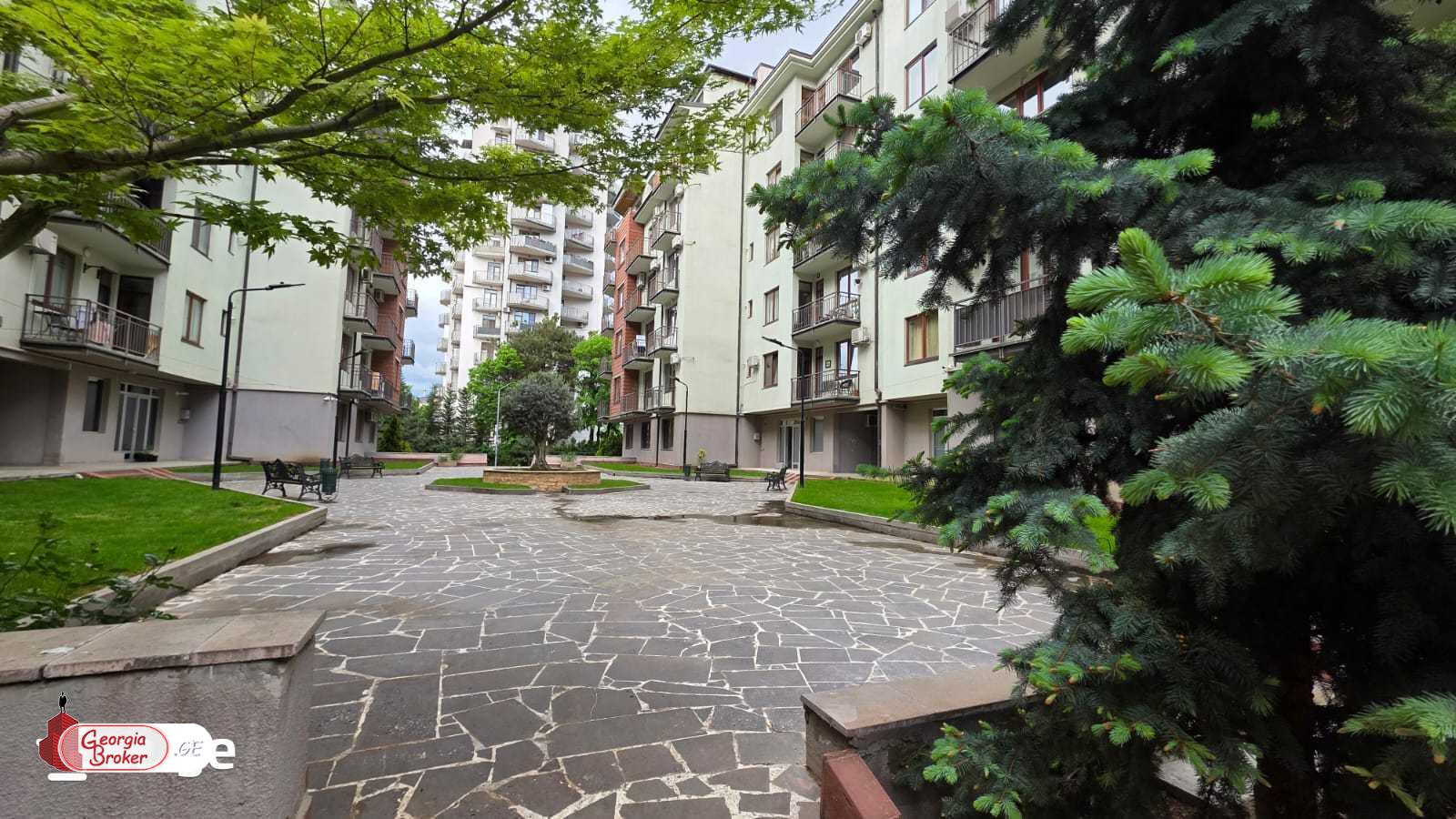იყიდება ახალი გარემონტებული 5 ოთახიანი ბინა  ვაკის პარკთან.