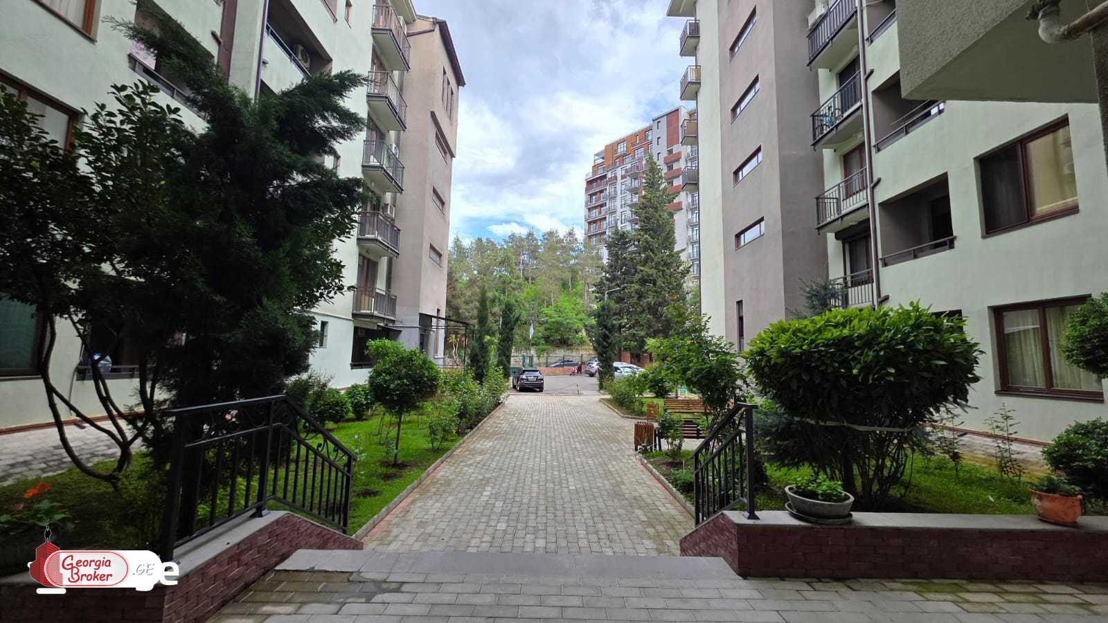 იყიდება ახალი გარემონტებული 5 ოთახიანი ბინა  ვაკის პარკთან.