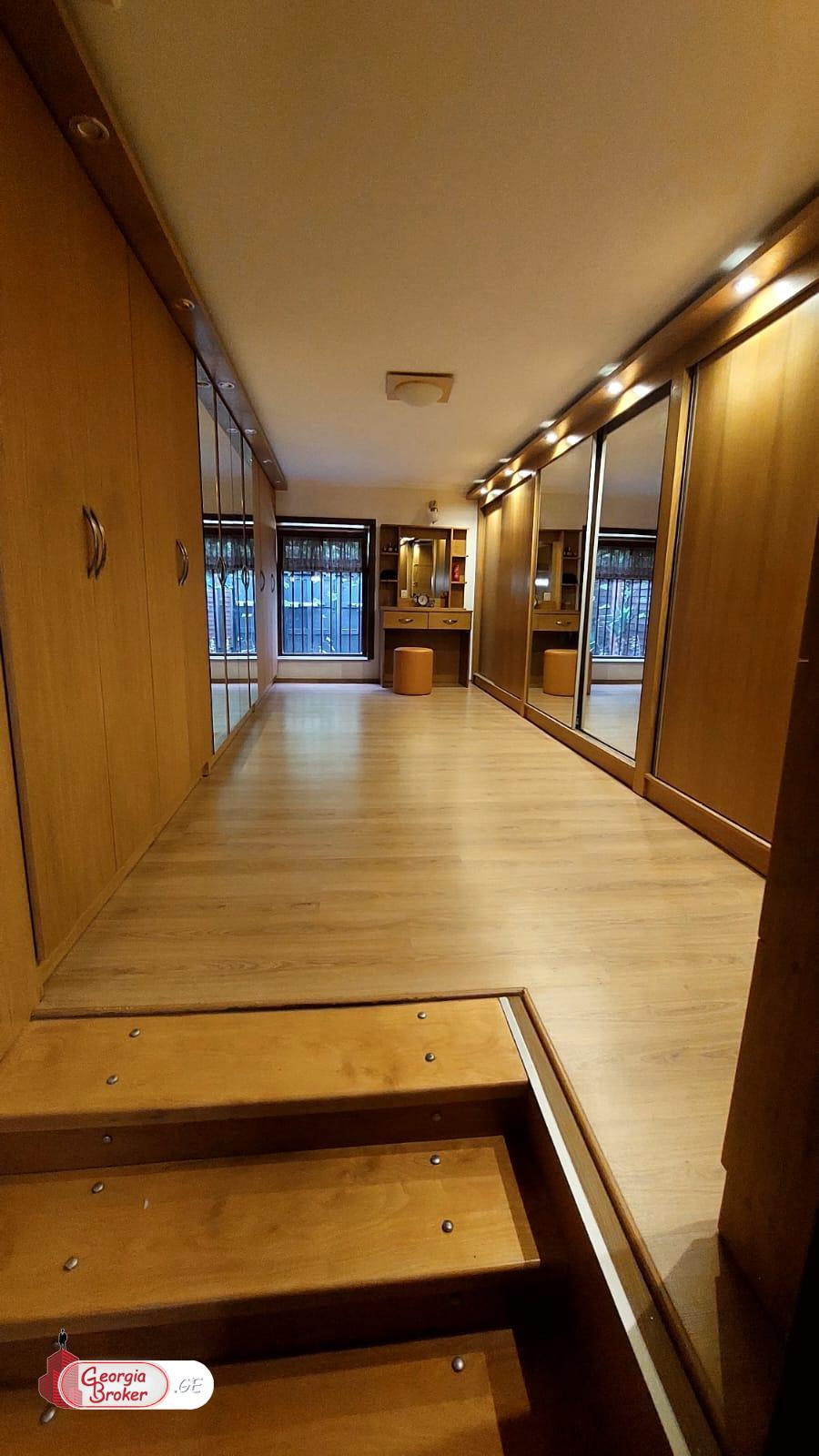 იყიდება ახალი გარემონტებული უნივერსალური ფართი ნაძალადევში