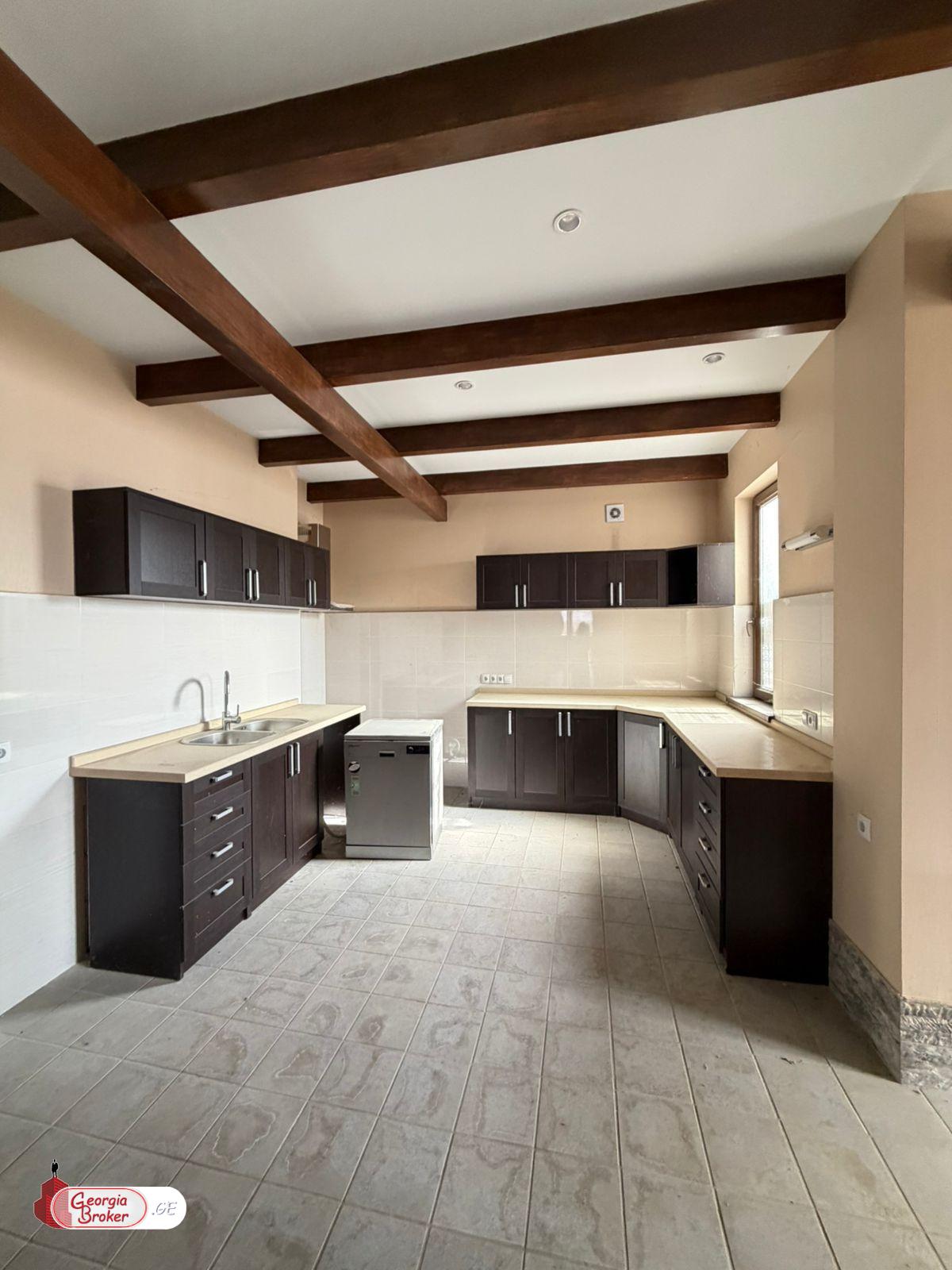 იყიდება ახალი გარემონტებული 14 ოთახიანი  რეზიდენცია წიწამურში