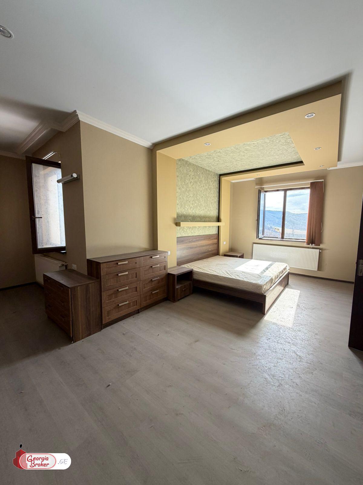 იყიდება ახალი გარემონტებული 14 ოთახიანი  რეზიდენცია წიწამურში