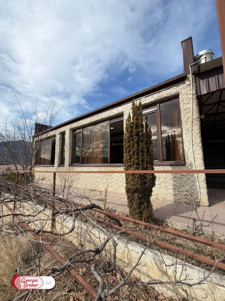 იყიდება ახალი გარემონტებული 14 ოთახიანი  რეზიდენცია წიწამურში