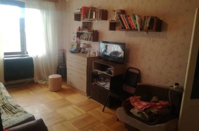 продается квартира со старым ремонтом 2-комнаты